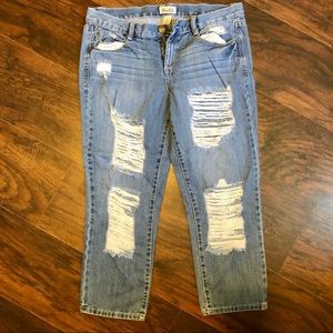 Juniors Ripped Capri Jeans 👖